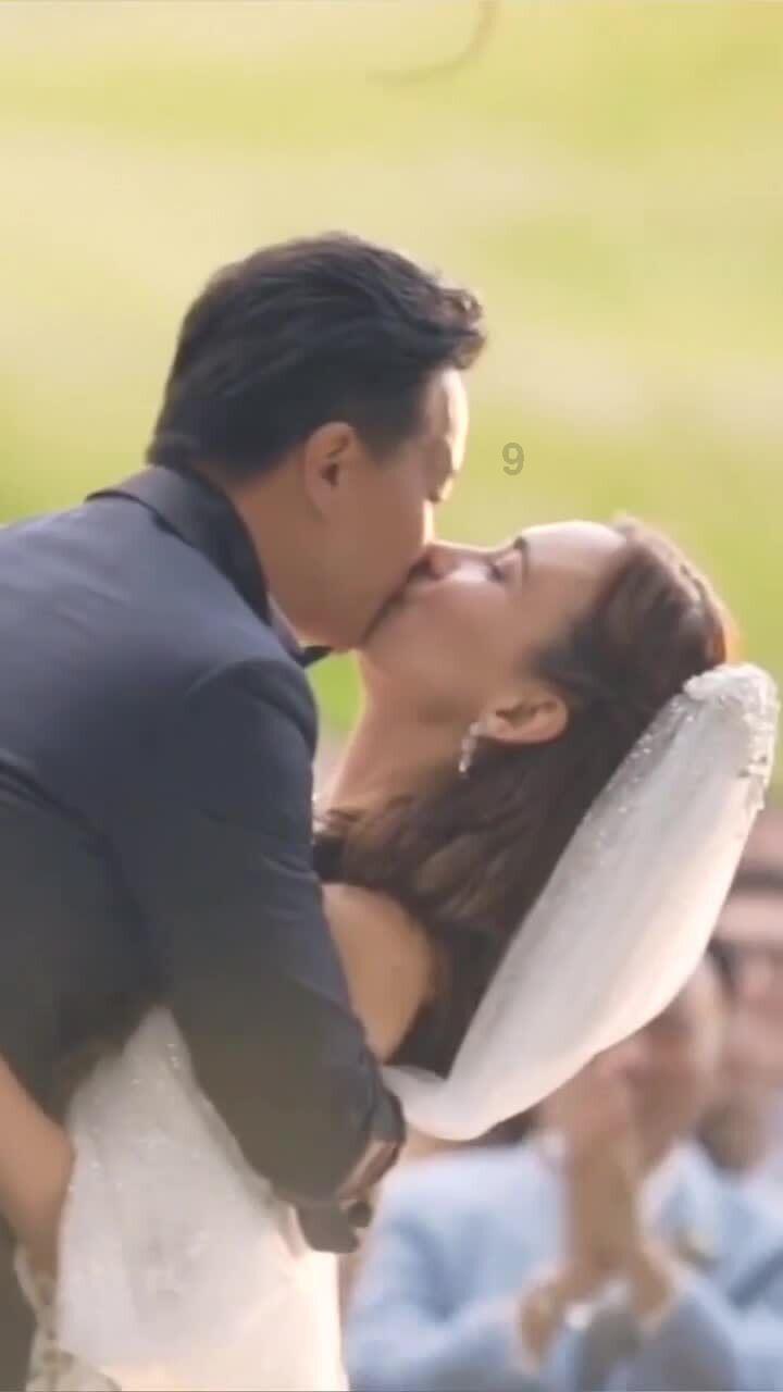 4岁哥哥照顾二胎妹妹，怕妹妹摔腿软了也不松手，妈妈看了太心疼